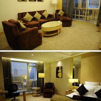 スイートになったダブル・デラックスのリビングと寝室。設備よし