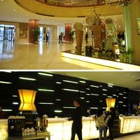 １階のロビーやフロント周辺。明るく爽やか。