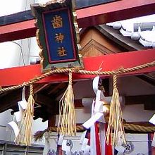 朱塗りの鳥居と小さなお社