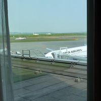 窓からは、エプロンや、離着陸する飛行機が見られます。