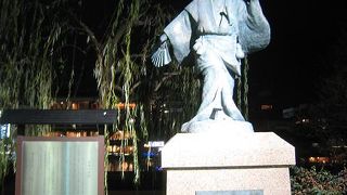 出雲阿国の像がある