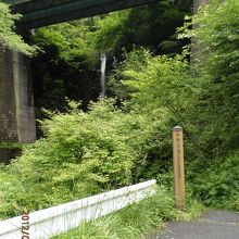 国道からはちょっとしか見えません