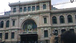 天井が高く、床もモザイクタイルがきれいです。