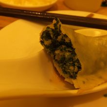薄い皮の餃子。これもたまらん味！最高！