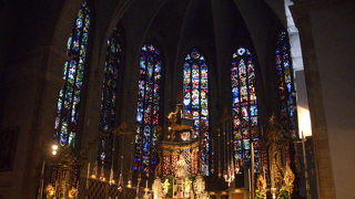 屋根の尖がり具合が鉛筆のようで、美しい建物