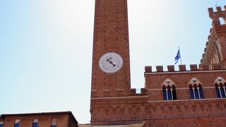 塔の上からシエナ色の絶景を是非♪