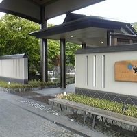 ホテルの玄関前が凝った造りになってます