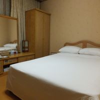 一人部屋として通されたのはセミダブルのベットだった。