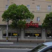 １階にファミレス（ジョイフル）がある。