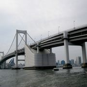 立派でキレイな橋。隅田川クルーズで下をくぐってみましょう♪