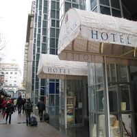 広場から延びる道を入ってすぐに入口があります