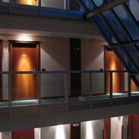 大きな吹き抜けの周りに部屋が配置されています