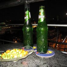 カールスバーグは瓶でした。つまみは日本でよくみかけるものです