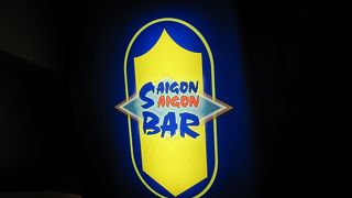 テラス席がある高層ホテル屋上のバー