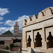 マラケシュ博物館の隣の大きなモスク