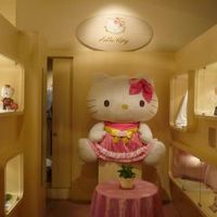 エレベーター前でお出迎えのキティ