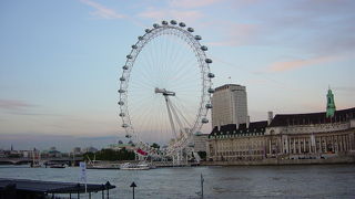 テムズ川の畔からロンドン市内が一望できる！
