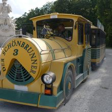 敷地内を走る列車