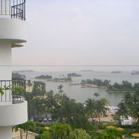 部屋から海を望む