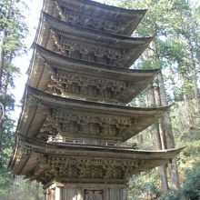 木立の中に立派な五重の塔が現れます。