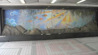 池袋駅　東口と西口の連絡路には、綺麗な壁絵も