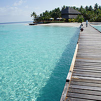 ウォーターコテージから島への桟橋。