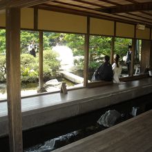 庭園での結婚記念撮影中