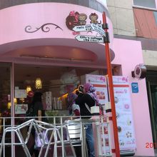 坂の入口すぐです。