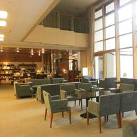 ロビー。窓の外の庭にはちょっとしたアスレチック遊具が。