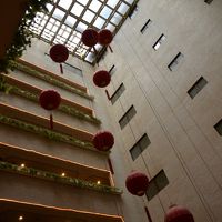 カラオケバーの上が吹き抜けになっています