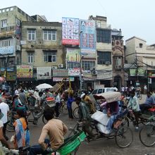 繁華街チャーンドニー・チョウクの街並みはこってりしています。