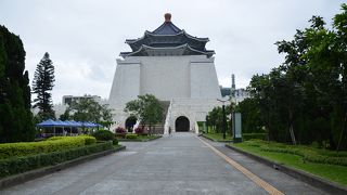 巨大な建物が周囲を圧倒