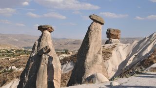 三本の細い岩が斜めに立つ