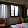 立地は最高。朝食も美味しい。だけど部屋は狭く、壁薄い。