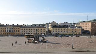 ヘルシンキ大聖堂のすぐ下にある広場