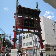 石川町で降りたらまずこの門からスタート