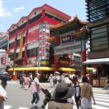 街は賑やかです。