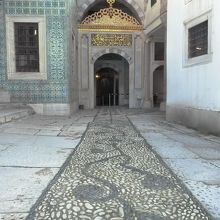 美女たちがここを通っていたんだなぁ・・・