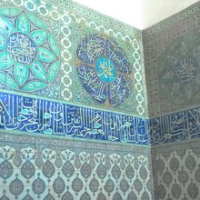 繊細にキラキラ光るタイル