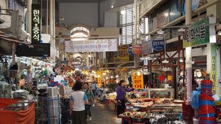 釜田駅前に広がる地元の市場