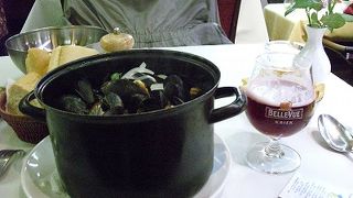 バケツいっぱいのムール貝を堪能