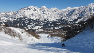 日本ばなれした様の冬山と日本海を見ながら滑られるスキー場