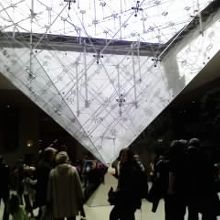 地下通路にある逆ピラミッド