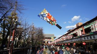羽子板が空に浮かんで、粋な仕掛けです