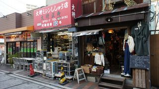 米海軍ベースに続く、一帯の商店街