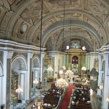 ２階から結婚式も見ることができます。