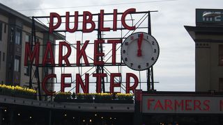 あまりにも有名なシアトルの Pike Place Market。