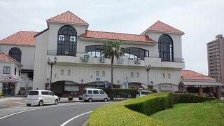 南国風の綺麗な駅