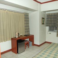 部屋は豪華ではありませんが、広くて清潔にされていました。