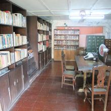 書室の蔵書は多く、ブルゴスの真面目さが伝わってきます。